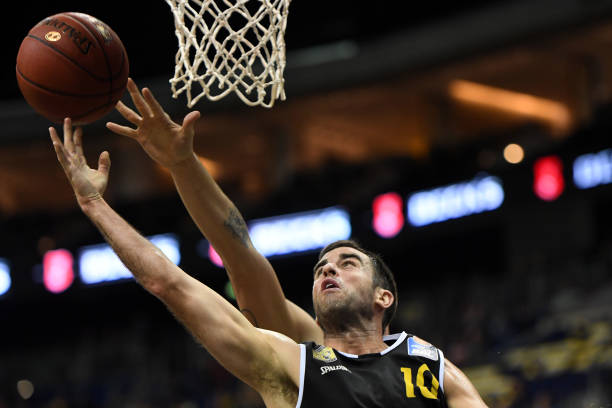 随着多名老 随着多名老